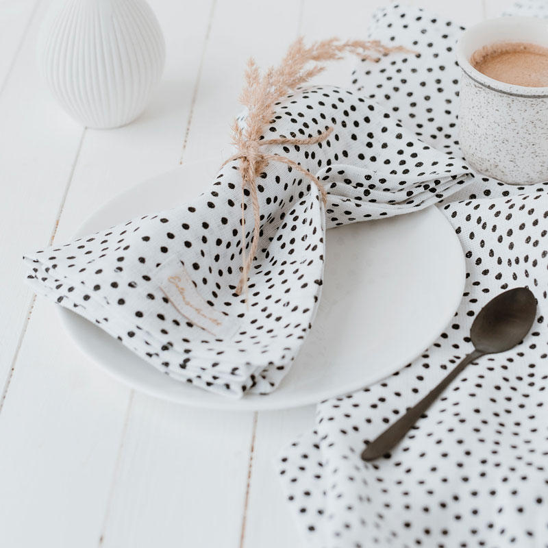 Weisse Leinen Servietten mit schwarzen Punkten im 4er Set