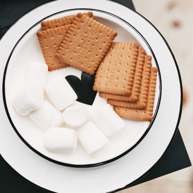 Picknickteller aus Emaille mit Herzmotiv