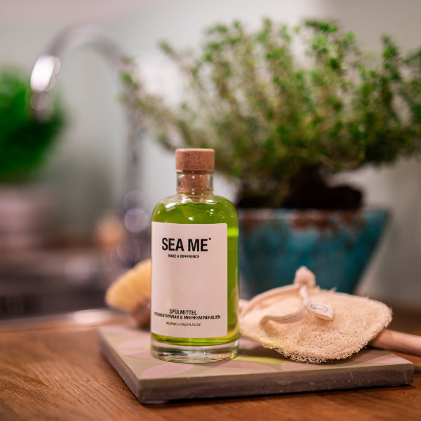 Spülmittel mit Zitronenthymian in Glasflasche