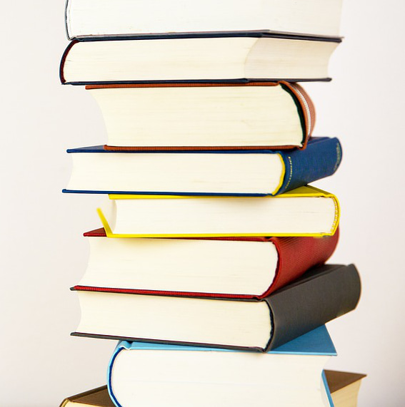 "Stapel bunter Bücher aufeinandergelegt"