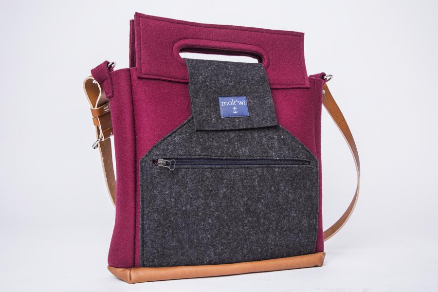Filztasche in Bordeaux und Anthrazit auf weißem Hintergrund