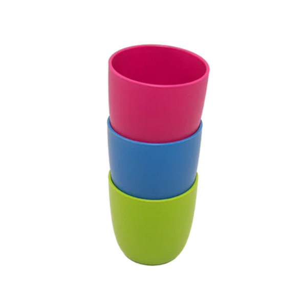 Drei Becher in Blau,Pink und Grün auf weißem Hintergrund.