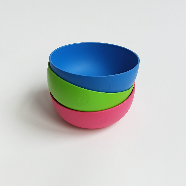 Drei Schälchen aus Biopolymer in Blau, Pink und Grün auf weißem Hintergrund