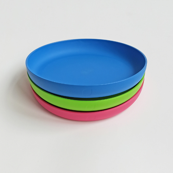 Teller in drei leuchtenden Farben (Blau, Pink, Grün) auf weißem Hintergrund